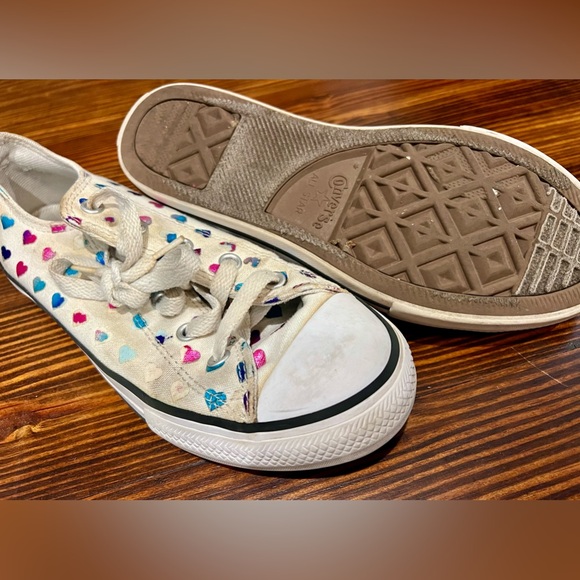Girls Heart Converse shoes - Picture 3 of 3